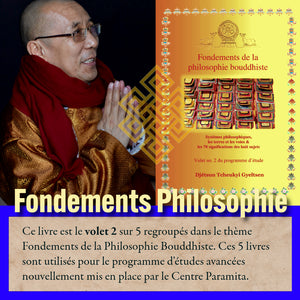 Lama en robe dorée et écharpe rouge, présentant le livre 'Fondements de la philosophie bouddhiste', volet 2