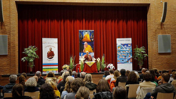 Conférence sur la méditation bouddhiste avec enseignement du Lama Samten devant public, affiches sur compassion et sagesse