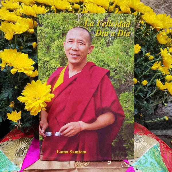 Livre 'La Felicidad Día a Día' par Lama Samten, robe rouge, fleurs jaunes, philosophie bouddhiste tibétaine