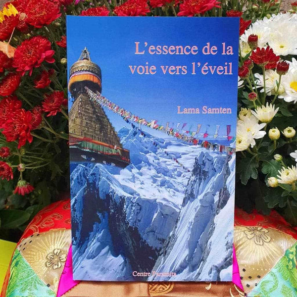 Livre bouddhiste 'L'essence de la voie vers l'éveil' par Lama Samten, montagnes et drapeaux prières
