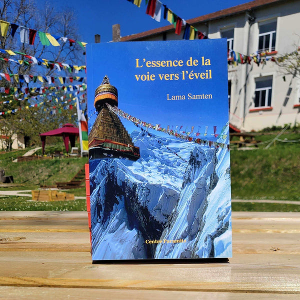Livre 'L'essence de la voie vers l'éveil' par Lama Samten, philosophie bouddhiste tibétaine, drapeaux prières, montagnes