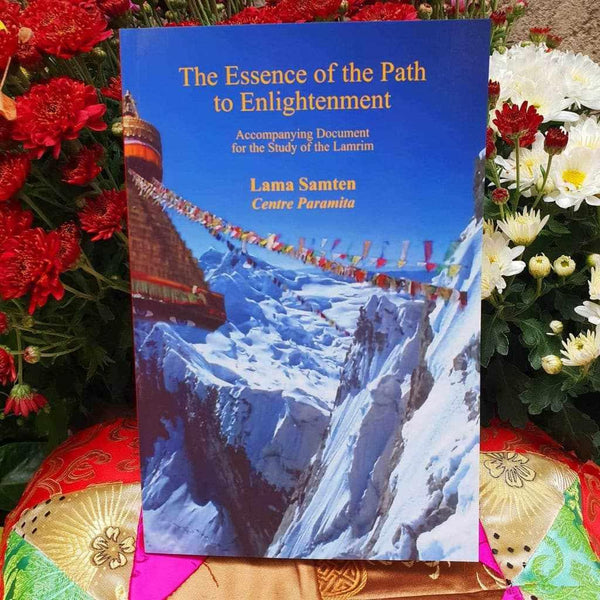 Livre bouddhiste 'The Essence of the Path to Enlightenment' par Lama Samten, montagnes himalayennes, drapeaux prières