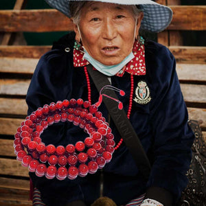 Collier de perles rouges bouddhiste tibétain, artisanat de l'Himalaya, culture tibétaine