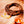 Chapelet bouddhiste en bois avec bougie, symbole de méditation et philosophie tibétaine