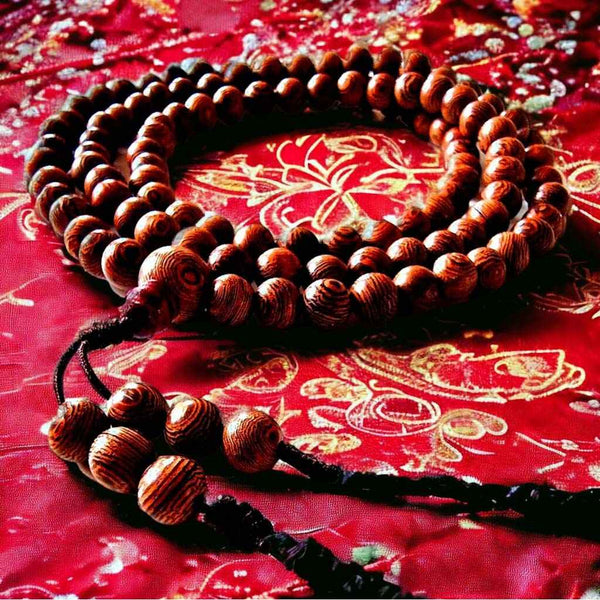 Chapelet bouddhiste en bois sur tissu rouge, perles de méditation tibétaine