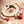 Mala bouddhiste en perles blanches avec pompons rouges et détails colorés, symbole de méditation et spiritualité tibétaine