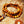 Chapelet bouddhiste en bois naturel avec pendentif métallique, symbole de méditation et philosophie tibétaine
