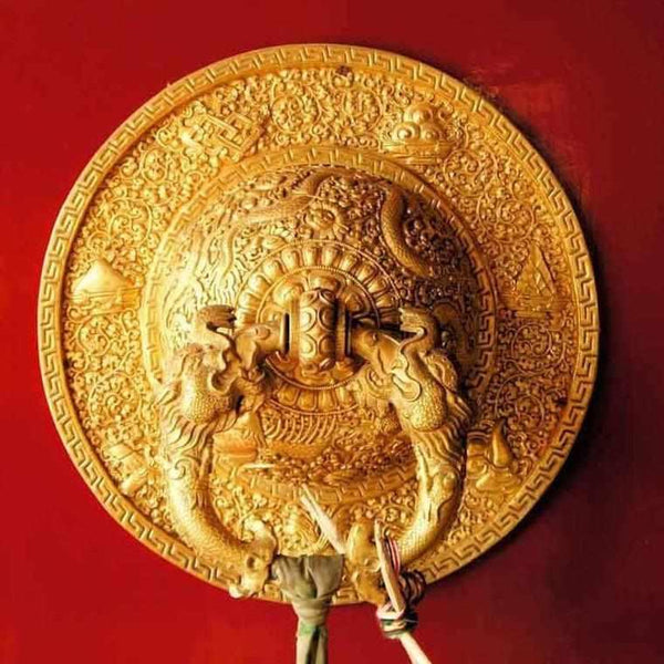 Miroir bouddhiste tibétain doré orné de dragons, symbole de sagesse et protection spirituelle