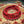 Chapelet bouddhiste en perles rouges sur tissu décoratif tibétain, symbole de méditation et spiritualité