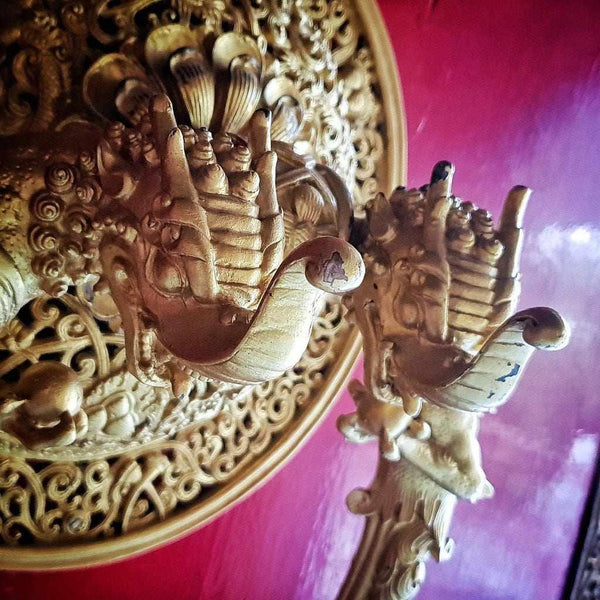 Mains bouddhistes dorées sculptées, symboles de la philosophie tibétaine et de la culture himalayenne