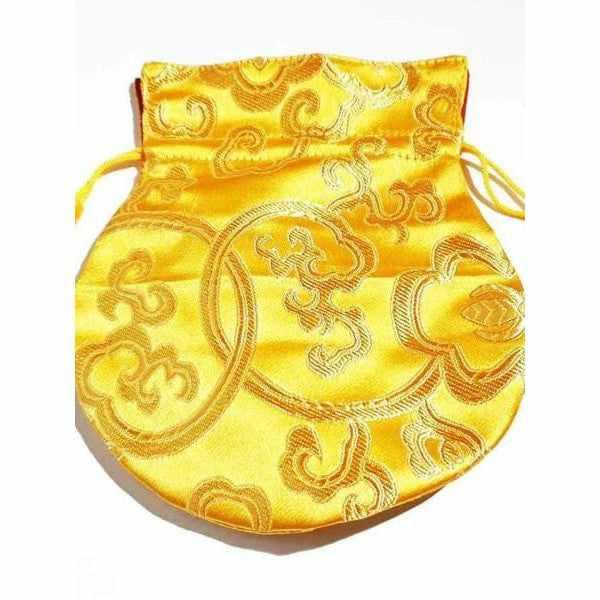 Sac en soie jaune orné de motifs bouddhistes tibétains, idéal pour objets sacrés ou méditation