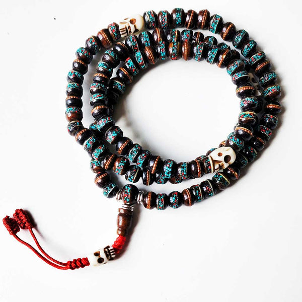 Chapelet bouddhiste tibétain avec perles en bois, turquoise et crânes, pour méditation et pratique spirituelle