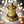 Stupa bouddhiste dorée ornée, symbole de la philosophie tibétaine et de la méditation