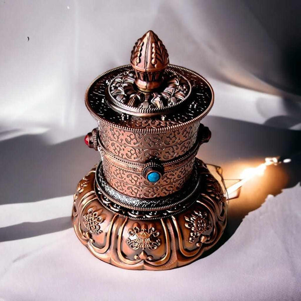 Objet bouddhiste tibétain en métal orné, symbole de la philosophie bouddhiste et de la culture himalayenne