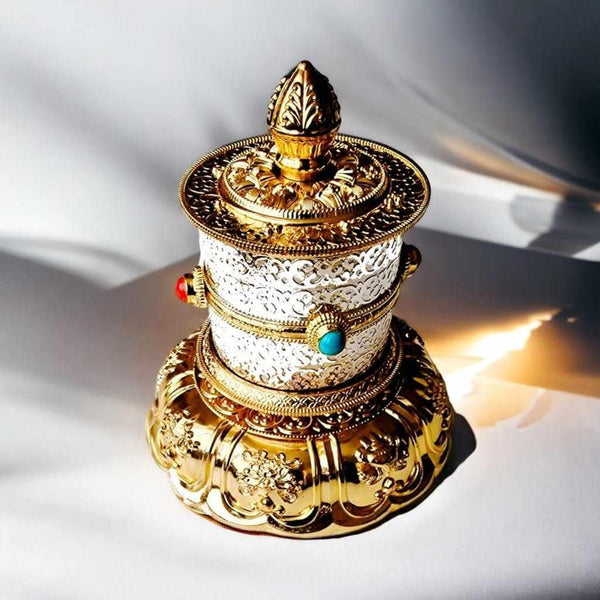 Objet bouddhiste tibétain en or et argent avec pierres précieuses, symbole de la philosophie tibétaine