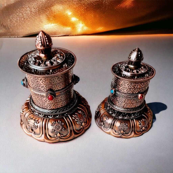 Deux moulins à prières tibétains en métal ornés, objets bouddhistes traditionnels avec pierres colorées