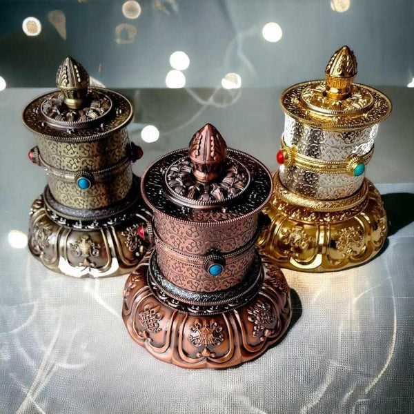 Moulins à prières tibétains en métal orné, objets bouddhistes de méditation et culture himalayenne