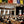 Conférence sur la méditation bouddhiste avec drapeaux tibétains et public attentif