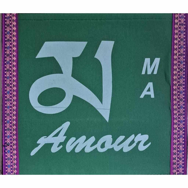 Drapeau bouddhiste vert avec symbole tibétain 'MA' et mot 'Amour', bordure brodée