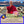 Lama en robe rouge enseigne Vacuité & Interdépendance, formation bouddhiste avec fleur de lotus et montagnes