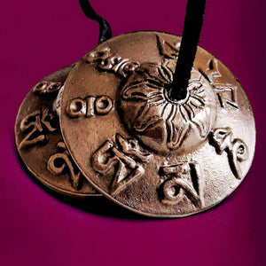 Cymbales tibétaines en métal gravées de symboles bouddhistes pour méditation et rituels spirituels