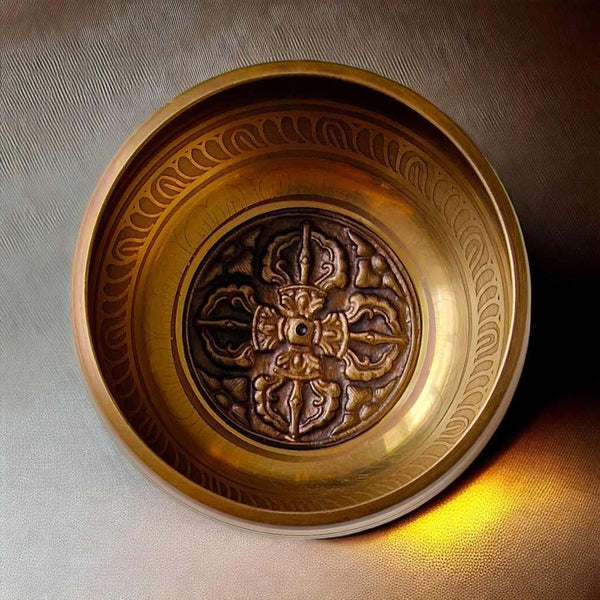 Bol tibétain en bronze avec symbole vajra, objet de méditation bouddhiste et culture himalayenne