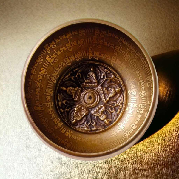 Bol tibétain en cuivre gravé de mantras et symboles bouddhistes, objet de méditation et culture himalayenne