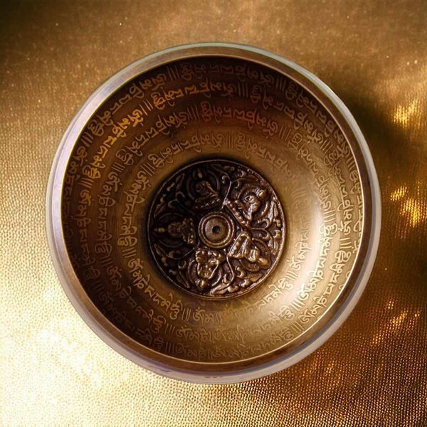 Bol tibétain en bronze gravé de mantras et motifs bouddhistes, objet de méditation et de culture himalayenne