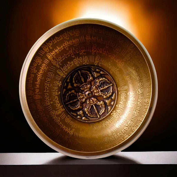 Bol tibétain en cuivre gravé de mantras et symbole bouddhiste, objet de méditation et culture himalayenne
