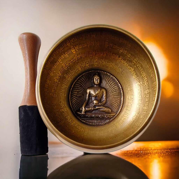 Bol tibétain en bronze avec Bouddha et mantras, accompagné de son maillet en bois pour la méditation