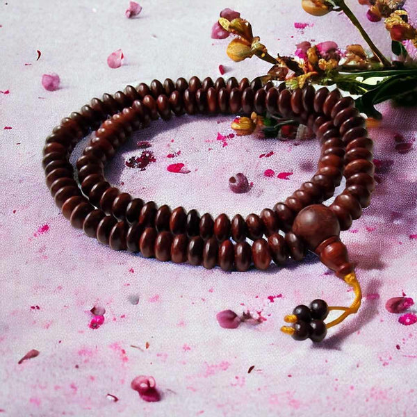 Chapelet bouddhiste en bois avec perles et fleurs séchées, symbole de méditation et philosophie tibétaine