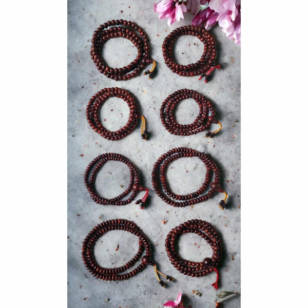 Colliers de prière bouddhistes en bois avec perles et fleurs, objets de méditation tibétaine