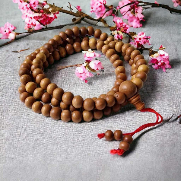 Chapelet en bois de méditation bouddhiste avec fleurs roses, objets de la culture tibétaine