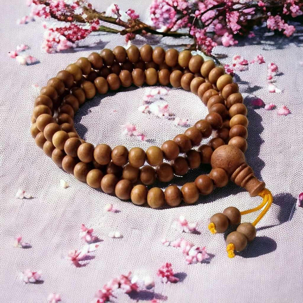Chapelet bouddhiste en bois naturel avec fleurs roses, pour méditation et pratique spirituelle