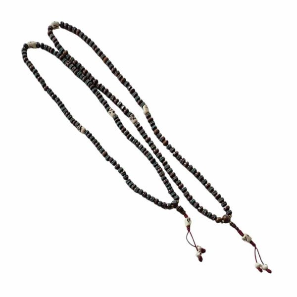 Chapelet bouddhiste tibétain avec perles et crânes miniatures, objet de méditation et philosophie bouddhiste