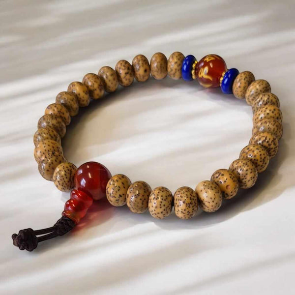 Bracelet de méditation bouddhiste en perles naturelles avec accents rouges et bleus, style tibétain