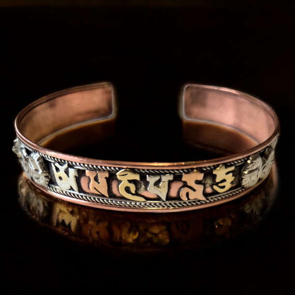 Bracelet bouddhiste en cuivre avec inscriptions tibétaines, symbole de méditation et philosophie bouddhiste