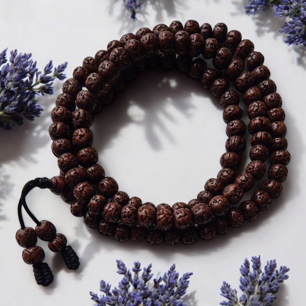 Chapelet bouddhiste en graines de rudraksha avec fleurs de lavande, pour méditation et pratique spirituelle