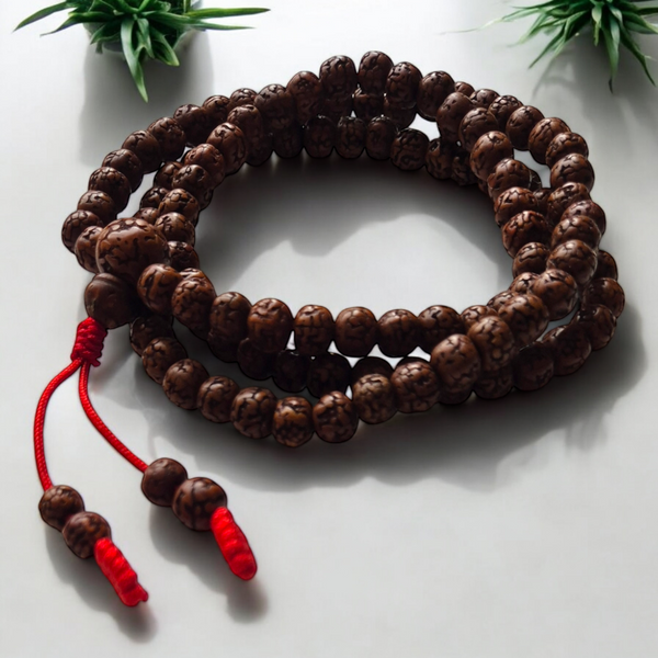 Chapelet bouddhiste en bois avec perles texturées et cordon rouge, pour méditation et pratique spirituelle