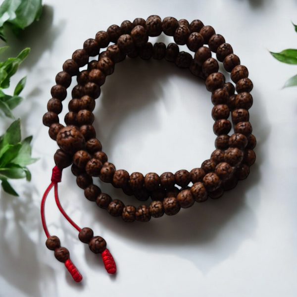 Chapelet bouddhiste en bois avec perles texturées et cordon rouge, pour méditation et pratique spirituelle