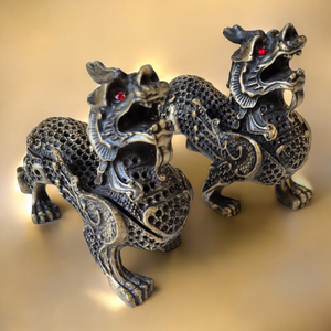 Statues de dragons tibétains en métal avec yeux rouges, objets de philosophie bouddhiste