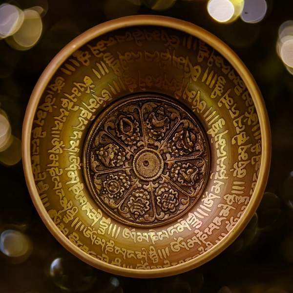 Bol tibétain gravé de symboles bouddhistes et de mantras, objet de méditation et de culture himalayenne