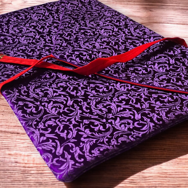 Étui en tissu violet à motifs floraux pour livres bouddhistes, bordure rouge, sur bois