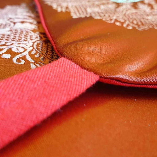 Coussin de méditation tibétain en soie marron avec bordure rouge et motifs brodés