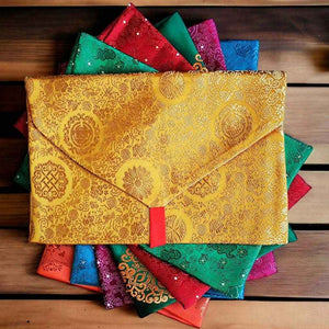 Enveloppes tibétaines en soie brodée, motifs bouddhistes, couleurs vives, artisanat de l'Himalaya