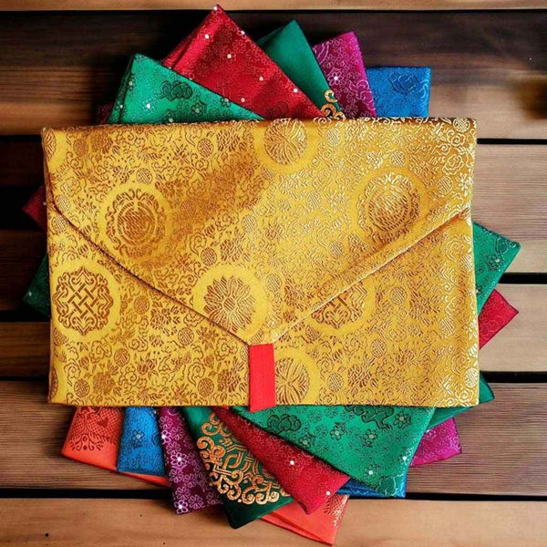 Enveloppes tibétaines en soie brodée, motifs bouddhistes, couleurs vives, artisanat de l'Himalaya