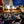 Conférence sur la méditation bouddhiste avec drapeaux tibétains et public attentif