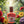 Huile capillaire Men-Tsee-Khang naturelle pour soin des cheveux, entourée de fleurs dans un jardin ensoleillé