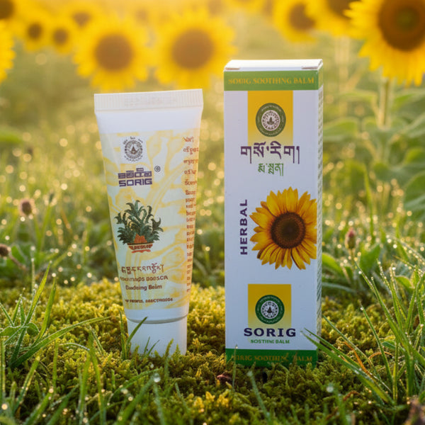 Baume apaisant herbal Sorig, produit naturel de médecine tibétaine, sur fond de tournesols