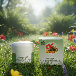 Crème anti-vitiligo naturelle avec ingrédients tibétains, présentée dans un jardin verdoyant